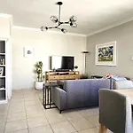 Spacious 2 Bedroom Apartment - Harbour Views