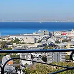 Spacious 2 Bedroom Apartment - Harbour Views